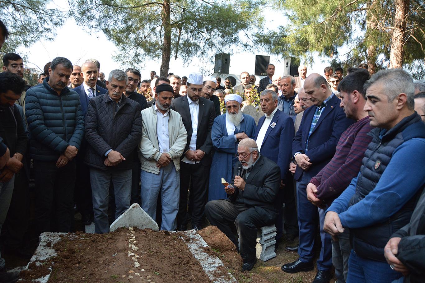 İçişleri Bakanı Soylu vefat eden Özdemir'in cenazesine katıldı İçişleri Bakanı Soylu vefat eden Özdemir'in cenazesine katıldı